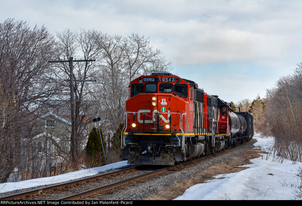 CN 9543 leads 559 at Rue De La Gare